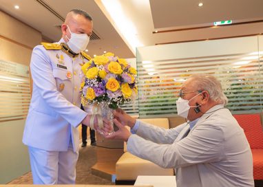 พระบาทสมเด็จพระเจ้าอยู่หัว ทรงพระกรุณาโปรดเกล้าฯ พระราชทาน แจกันดอกไม้พร้อมกระเช้าของเยี่ยม  แก่ ดร.ปราจิน เอี่ยมลำเนา