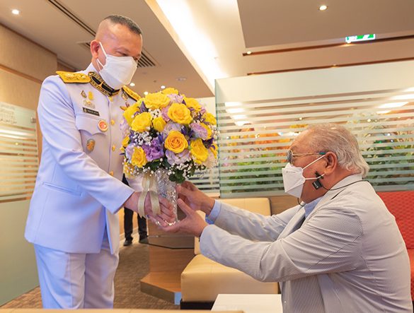 พระบาทสมเด็จพระเจ้าอยู่หัว ทรงพระกรุณาโปรดเกล้าฯ พระราชทาน แจกันดอกไม้พร้อมกระเช้าของเยี่ยม  แก่ ดร.ปราจิน เอี่ยมลำเนา