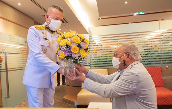 พระบาทสมเด็จพระเจ้าอยู่หัว ทรงพระกรุณาโปรดเกล้าฯ พระราชทาน แจกันดอกไม้พร้อมกระเช้าของเยี่ยม  แก่ ดร.ปราจิน เอี่ยมลำเนา