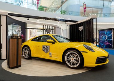Porsche 911 Carrera จัดแสดงในงานเปิดตัว TAG Heuer Heritage Pop-up Museum
