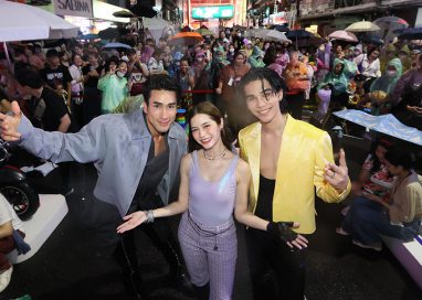 ‘ณเดชน์ – วี วิโอเลต – เจฟซาเตอร์’ โชว์สปิริตลุยคอนเสิร์ตกลางสายฝน