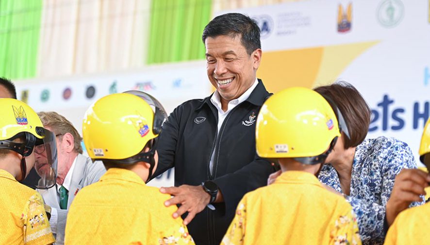 ผู้ว่าราชการกรุงเทพมหานคร เป็นประธานในพิธีมอบหมวกนิรภัยให้นักเรียน