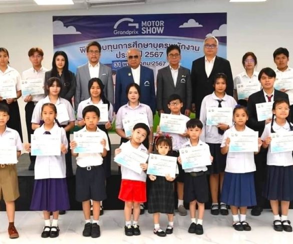 คณะผู้บริหาร กรังด์ปรีซ์ กรุ๊ป มอบทุนบุตร-ธิดาพนักงาน