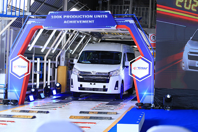 โตโยต้า ออโต้ เวิคส ประเทศไทย ฉลองยอดผลิต Toyota Commuter