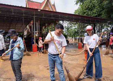 โตโยต้าเคียงข้างสังคมไทย ส่งมอบความช่วยเหลือผู้ประสบอุทกภัย จ.สุโขทัย