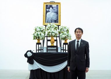 ตรีเพชรอีซูซุเซลส์ และกลุ่มตรีเพชร ร่วมถวายอาลัย “สมเด็จบรมราชชนนีพันปีหลวง”