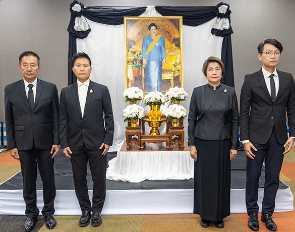 ลามิน่าจัดพิธีน้อมถวายความอาลัยเบื้องหน้าพระฉายาลักษณ์