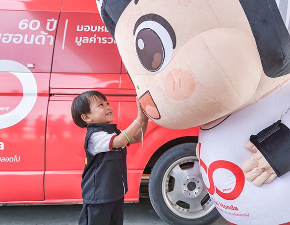 ไทยฮอนด้า ส่งมอบหมวกกันน็อกครบทั่วทั้งภาคอีสาน ปิดท้ายที่อุบลราชธานีอีก 1,360 ใบ