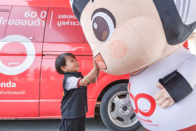 ไทยฮอนด้า ส่งมอบหมวกกันน็อกครบทั่วทั้งภาคอีสาน ปิดท้ายที่อุบลราชธานีอีก 1,360 ใบ