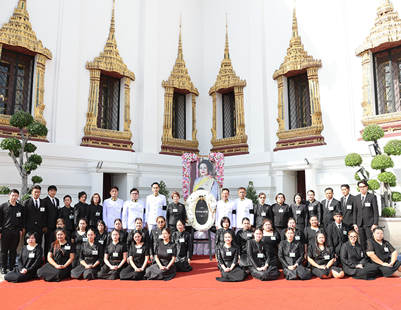 ลามิน่าร่วมเป็นเจ้าภาพบำเพ็ญกุศลถวายพระบรมศพ