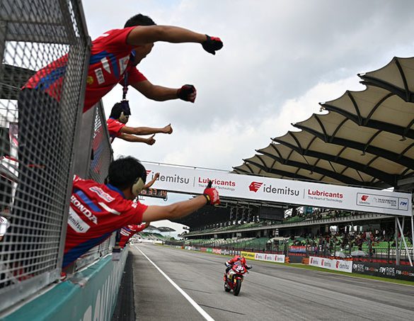 มันส์หยดทุกโค้ง! “มิกซ์-ธนัช” รีดสมรรถนะ Honda CBR600RR ทะลุขึ้นโพเดียมอันดับ 3