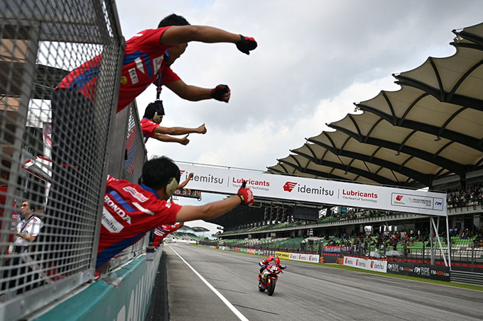 มันส์หยดทุกโค้ง! “มิกซ์-ธนัช” รีดสมรรถนะ Honda CBR600RR ทะลุขึ้นโพเดียมอันดับ 3